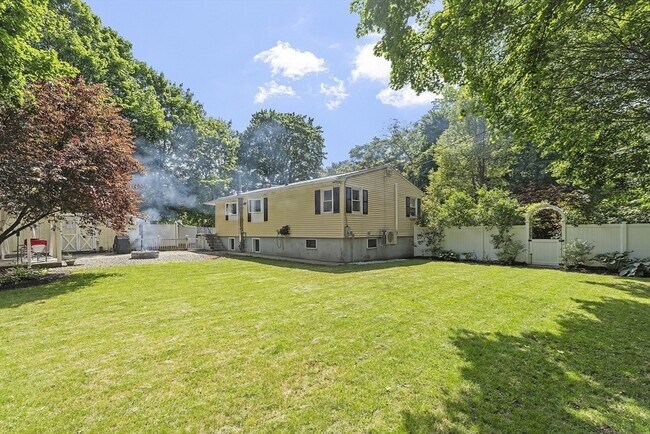 6 Mackin St in Hudson, MA - Building Photo - Building Photo