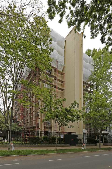 Washington Plaza in Sacramento, CA - Building Photo