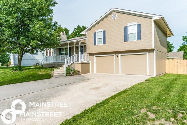 2107 Sunset Cir in Pleasant Hill, MO - Building Photo - Building Photo