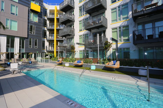 mResidences Olympic & Olive in Los Angeles, CA - Foto de edificio - Building Photo