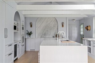 124 Harrison Ave in Newport, RI - Building Photo