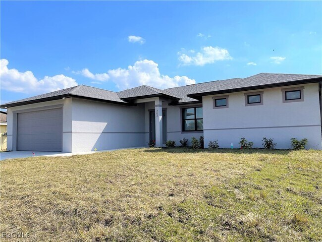 702 Kismet Pkwy E in Cape Coral, FL - Building Photo - Building Photo