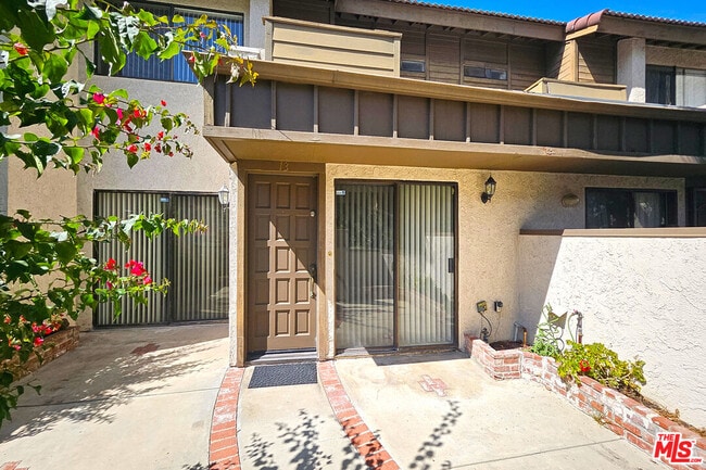 5800 Owensmouth Ave in Los Angeles, CA - Building Photo - Building Photo