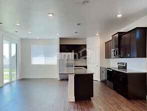 1317 N Barkvine Ave in Star, ID - Foto de edificio - Building Photo