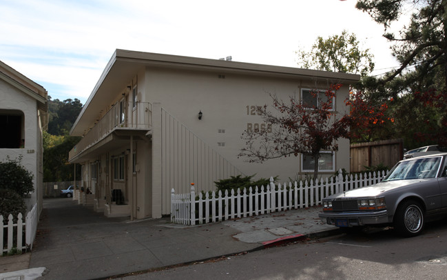 125 Ross St in San Rafael, CA - Foto de edificio - Building Photo