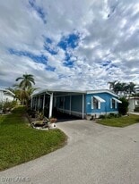 2105 Cypress Ct in Naples, FL - Building Photo