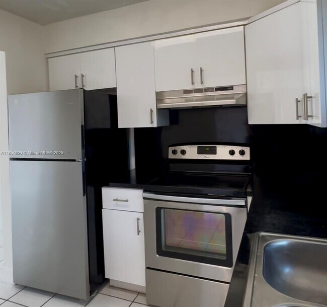 941 NE 170th St in Miami, FL - Building Photo - Building Photo