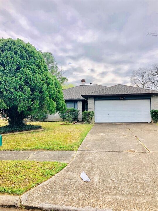 2803 Fir Crest Ct in Stafford, TX - Building Photo