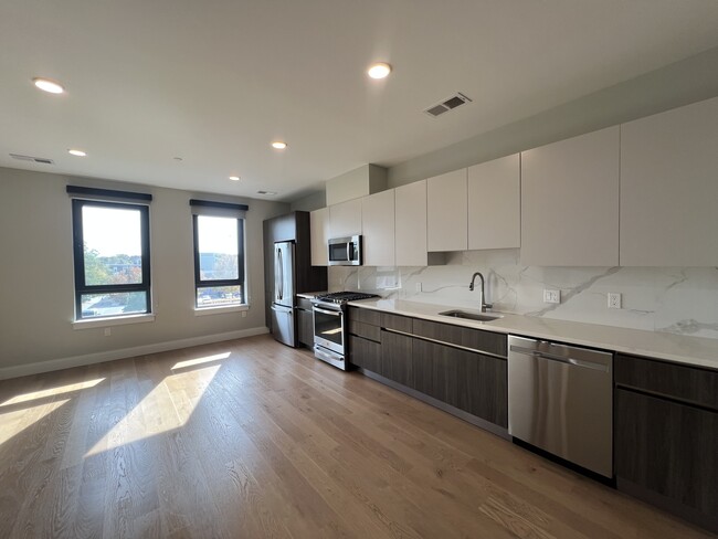 8 Central St, Unit 209 in Somerville, MA - Foto de edificio - Building Photo
