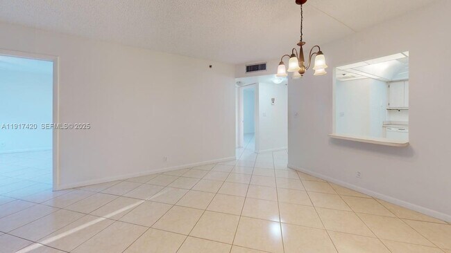 3300 W Rolling Hills Cir in Davie, FL - Building Photo - Building Photo