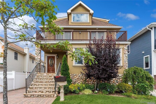 property at 225 E Walnut St