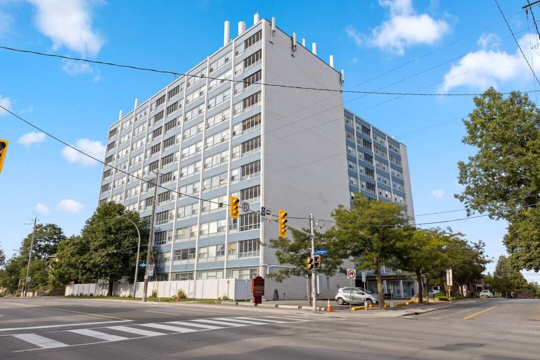 Colonel By Towers in Ottawa, ON - Building Photo