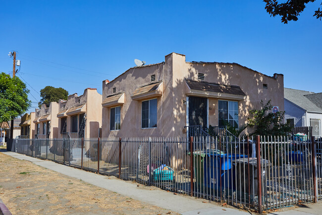 803 E 77th St in Los Angeles, CA - Foto de edificio - Building Photo