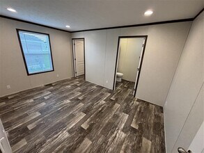 13 Lou Henry Ln in West Branch, IA - Foto de edificio - Building Photo