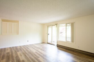 9134 SW Becker Dr in Portland, OR - Building Photo - Building Photo