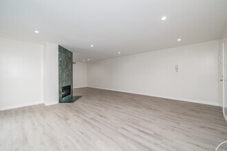 Large Remodeled 2x2 Unit with Huge Patio in Santa Monica, CA - Foto de edificio - Interior Photo