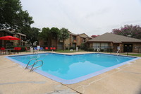 Olmos Club Apartments in San Antonio, TX - Foto de edificio - Building Photo