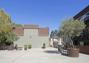 Seven Oaks in Menlo Park, CA - Foto de edificio - Building Photo