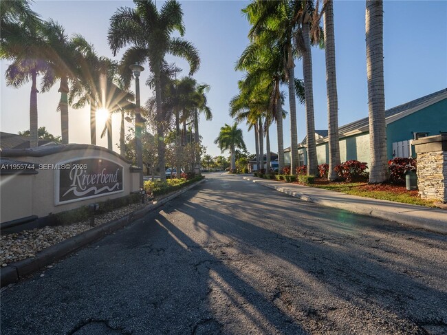 200 W Riverbend Dr in Sunrise, FL - Building Photo - Building Photo