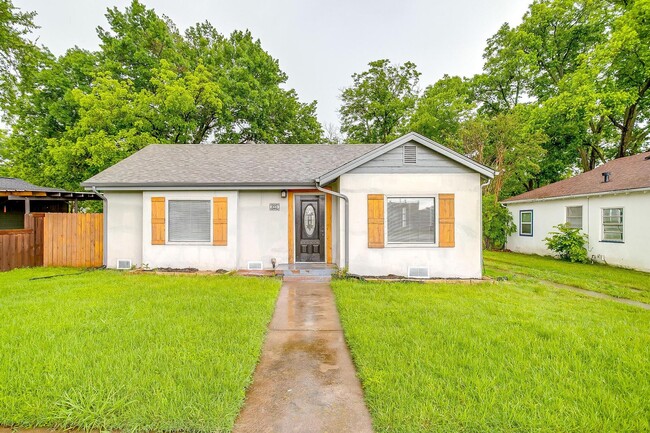 823 College St in Cleburne, TX - Building Photo - Building Photo