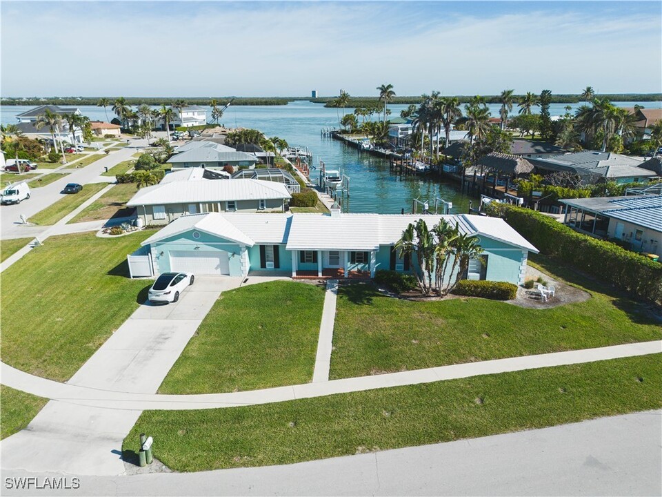 945 Sundrop Ct in Marco Island, FL - Building Photo