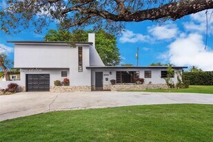 9005 SW 56th St in Miami, FL - Building Photo