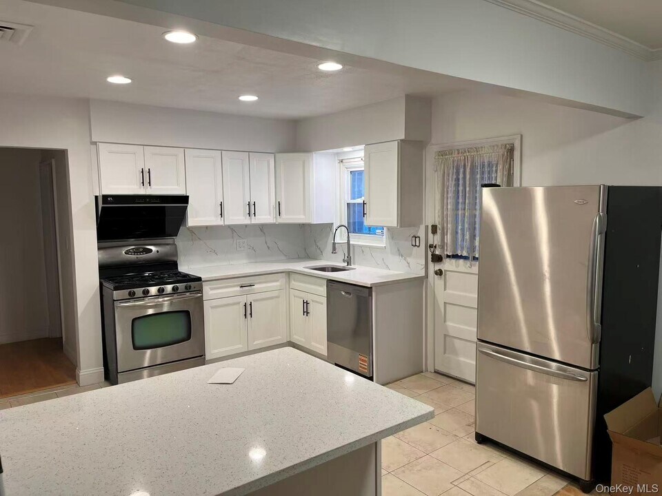 49-64 175th Pl in Queens, NY - Building Photo