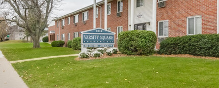 Varsity Square Apartments in Dekalb, IL - Foto de edificio - Building Photo