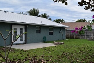 826 Palama Way in Lantana, FL - Foto de edificio - Building Photo