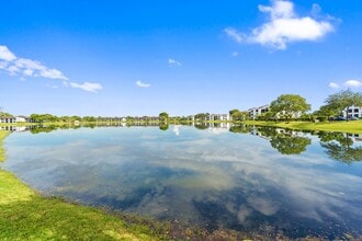 215 Lake Pointe Dr in Oakland Park, FL - Building Photo - Building Photo