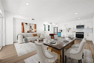 6704 1/2 Kester Ave in Los Angeles, CA - Building Photo - Building Photo