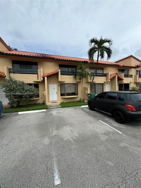 10026 SW 77th Ct in Miami, FL - Foto de edificio