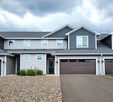 1715 Southpoint Ln in Hudson, WI - Building Photo