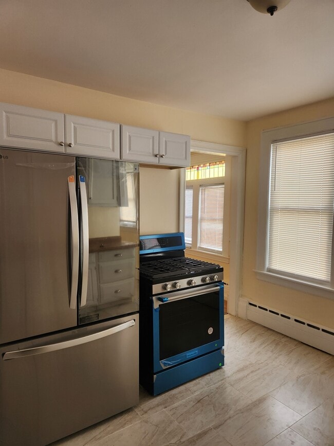 85 Manhattan Ave, Unit #2 in Bridgeport, CT - Building Photo - Building Photo