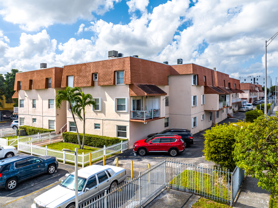 Mile Apartment Condos in Hialeah, FL - Building Photo