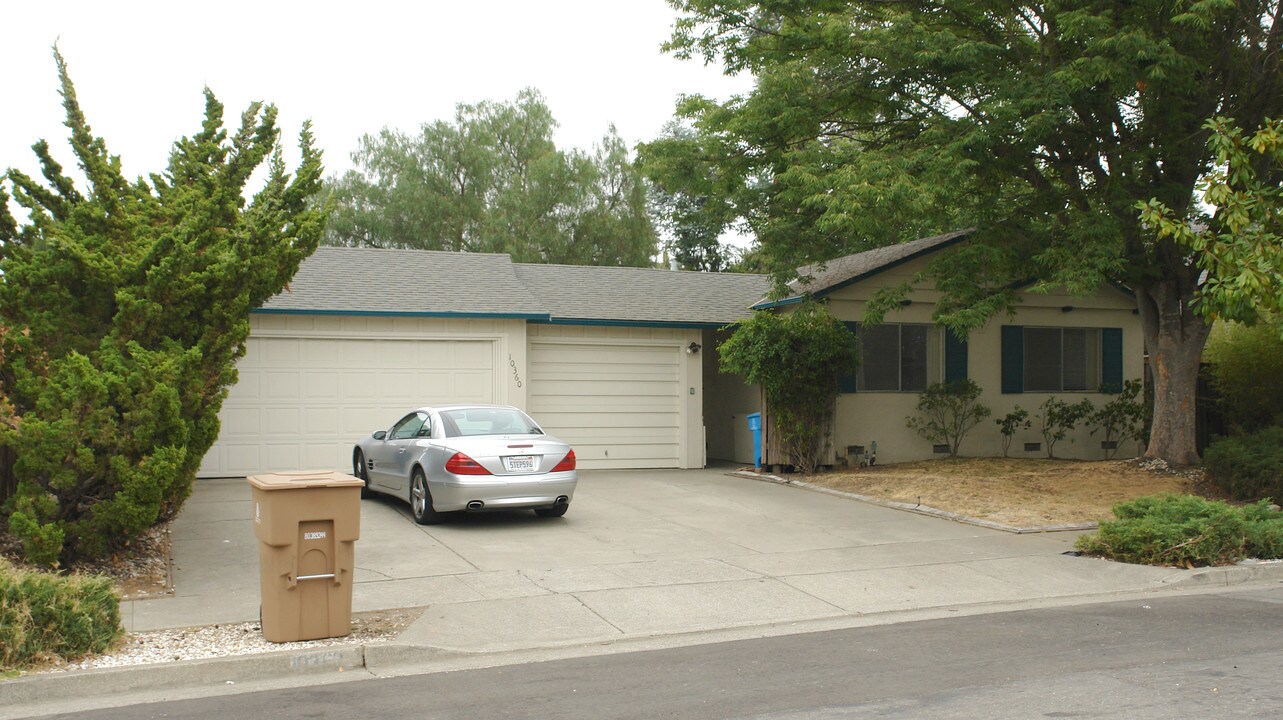 10360 A,B Walnut Ct in Cupertino, CA - Building Photo
