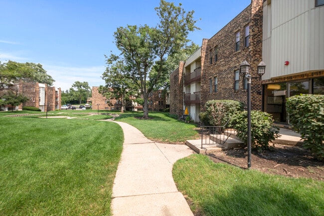 2214 Country Club Dr in Woodridge, IL - Building Photo - Building Photo