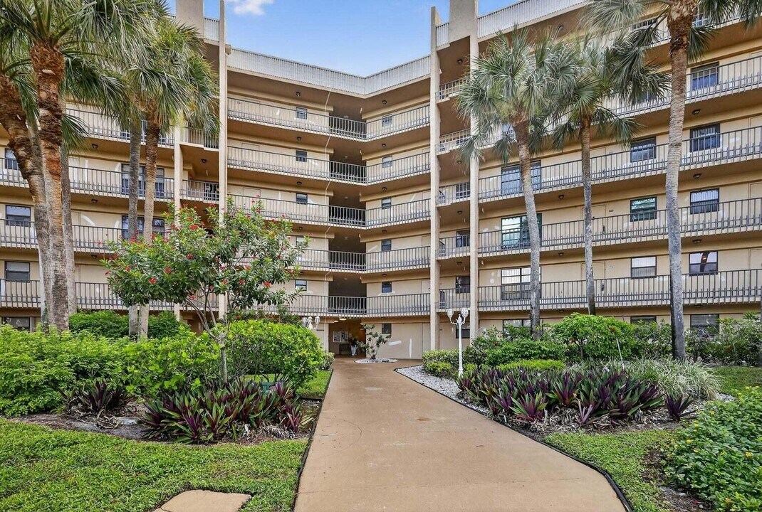 4640 Lucerne Lakes Blvd W in Greenacres, FL - Building Photo