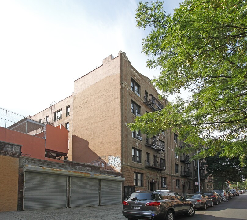 31-11 32nd St in Astoria, NY - Building Photo