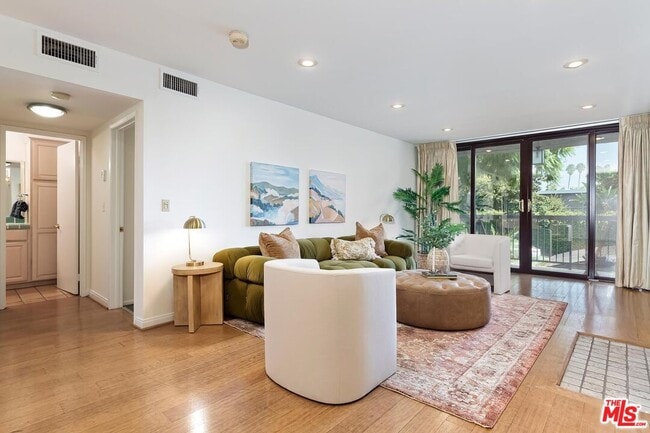 1351 N Crescent Heights Blvd in West Hollywood, CA - Building Photo - Building Photo