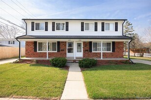 1717 Nakota Rd in Royal Oak, MI - Building Photo