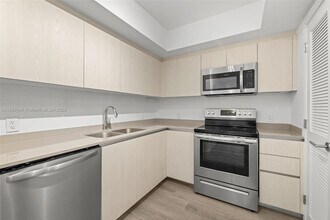 1500 Bay Rd, Unit M-0417 in Miami Beach, FL - Building Photo - Building Photo