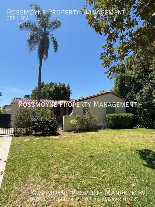 10856 Wellworth Ave in Los Angeles, CA - Building Photo