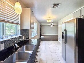 7203 Barnsdale Way in Austin, TX - Foto de edificio - Building Photo