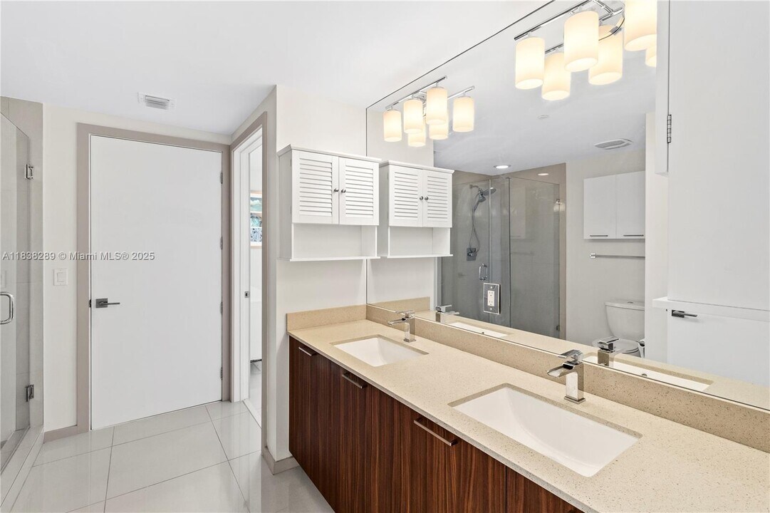 5300 Paseo Blvd in Doral, FL - Building Photo