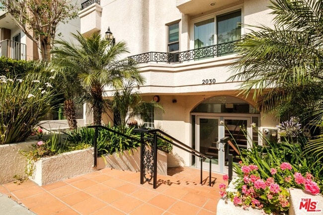 2030 S Bentley Ave in Los Angeles, CA - Building Photo - Building Photo