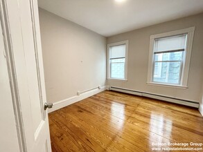 276 E Cottage St, Unit 1 in Boston, MA - Building Photo - Building Photo