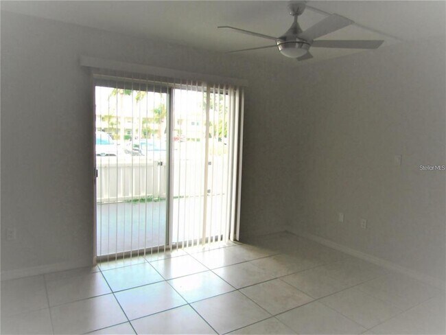 7304 W Country Club Dr N in Sarasota, FL - Building Photo - Building Photo