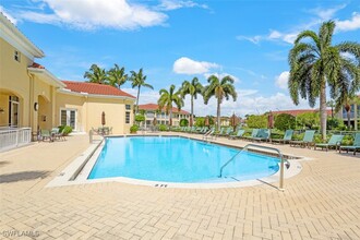 600 Lambiance Cir in Naples, FL - Foto de edificio - Building Photo