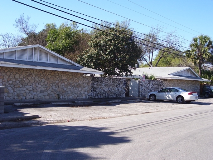 Del Rey Apartments in San Antonio, TX - Building Photo